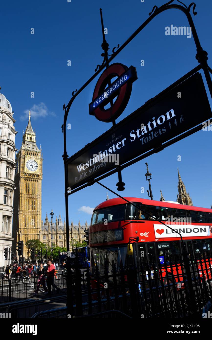 Un autobus rosso di Londra e l'ingresso alla stazione metropolitana di Westminster, Big ben (Elizabeth Tower) in background, Londra, Inghilterra, Regno Unito, Europa Foto Stock