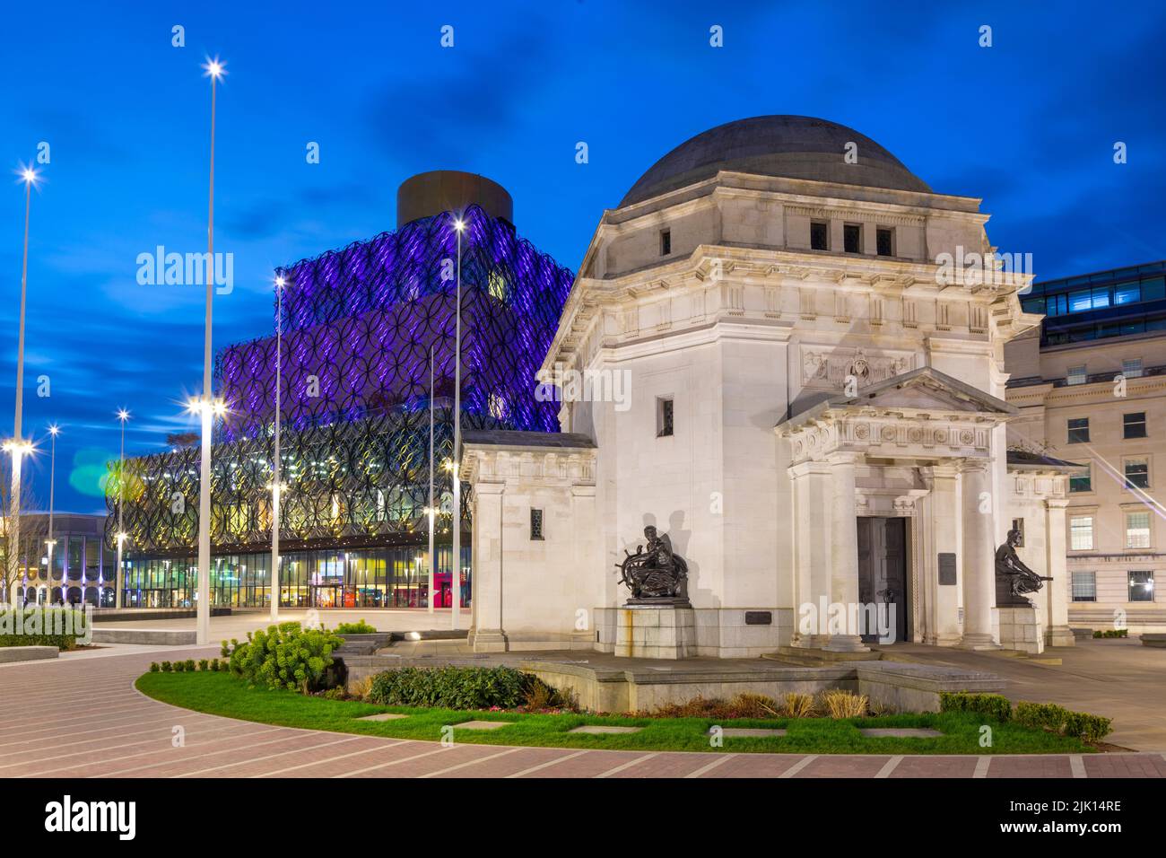 Vista sul tramonto del monumento commemorativo alla Guerra della memoria, Biblioteca di Birmingham, Centenary Square, Birmingham, Inghilterra, Regno Unito, Europa Foto Stock