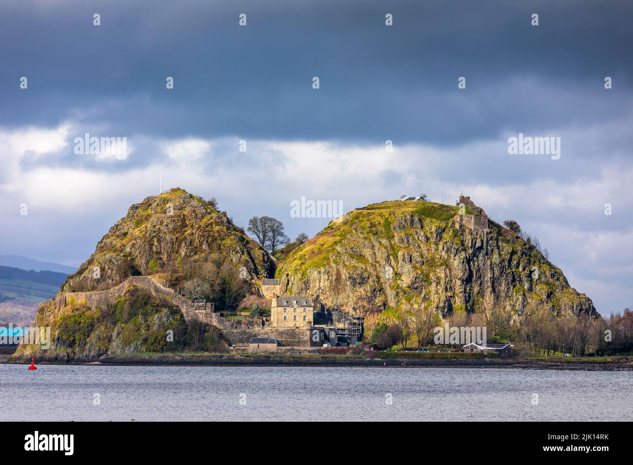 Dumbarton Rock and Castle, Storm Clouds, Firth of Clyde, Scozia, Regno Unito, Europa Foto Stock