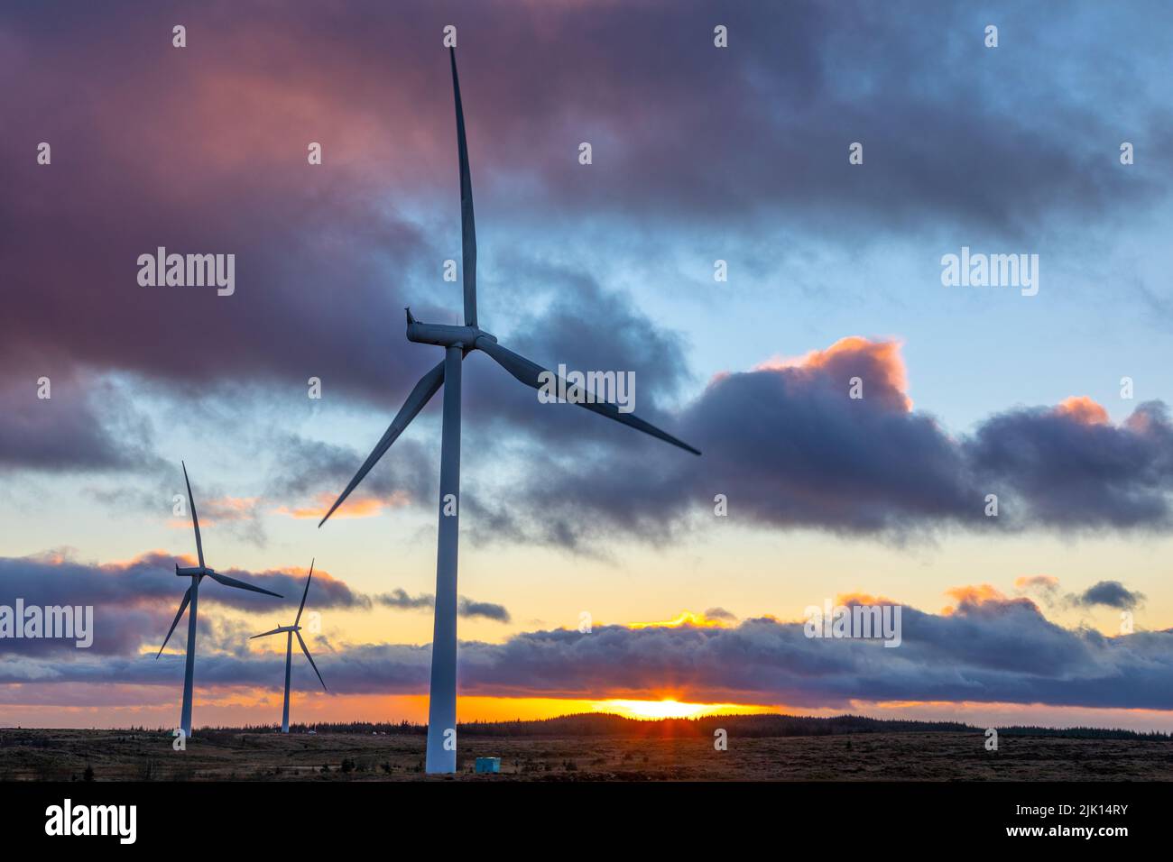 Turbine eoliche al tramonto con cielo tempestoso, Whitelee Windfarm, East Renfrewshire, Scozia, Regno Unito, Europa Foto Stock