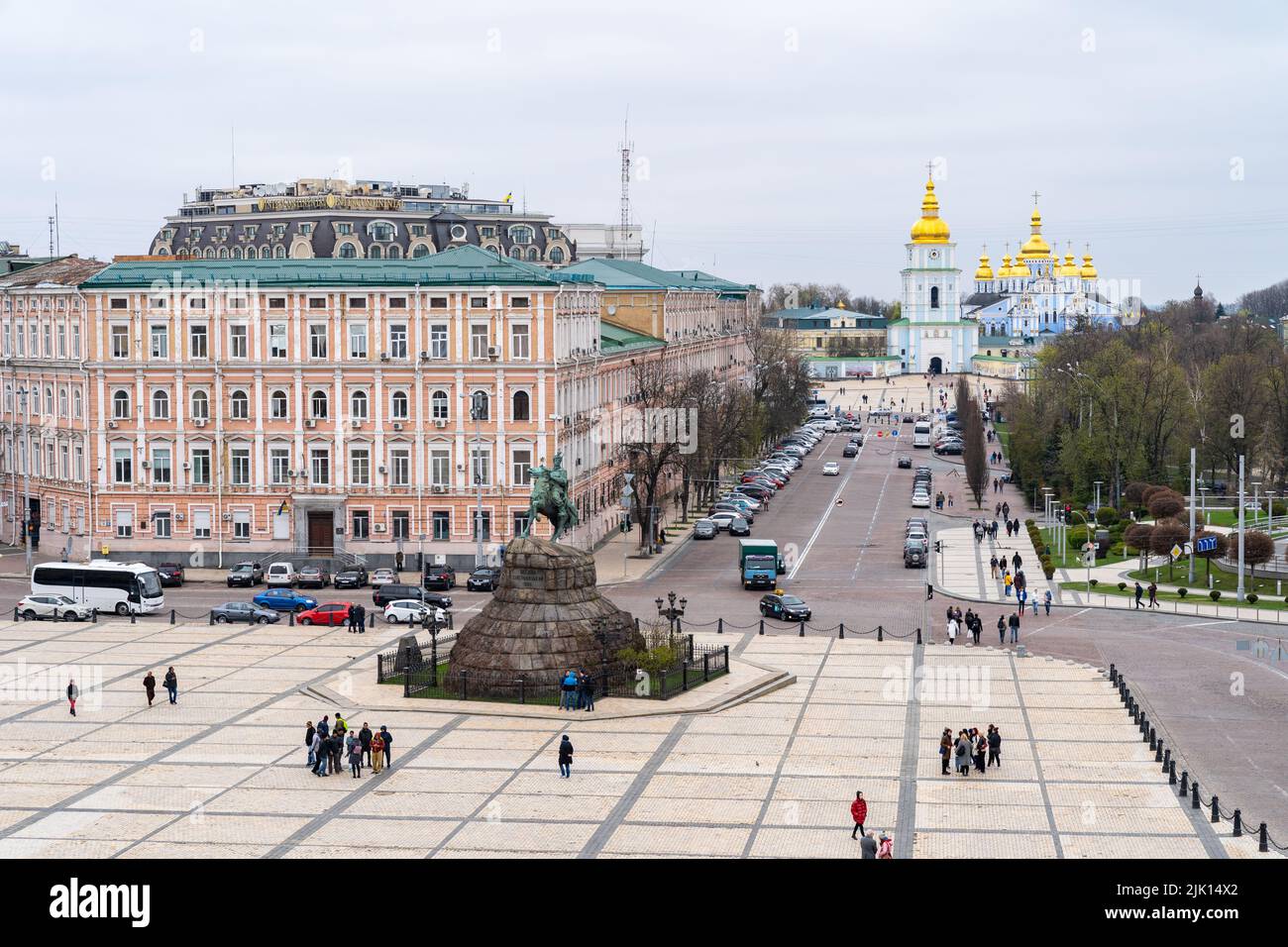 Piazza Sophia guardando verso il monastero di San Michele, Kiev (Kiev), Ucraina, Europa Foto Stock