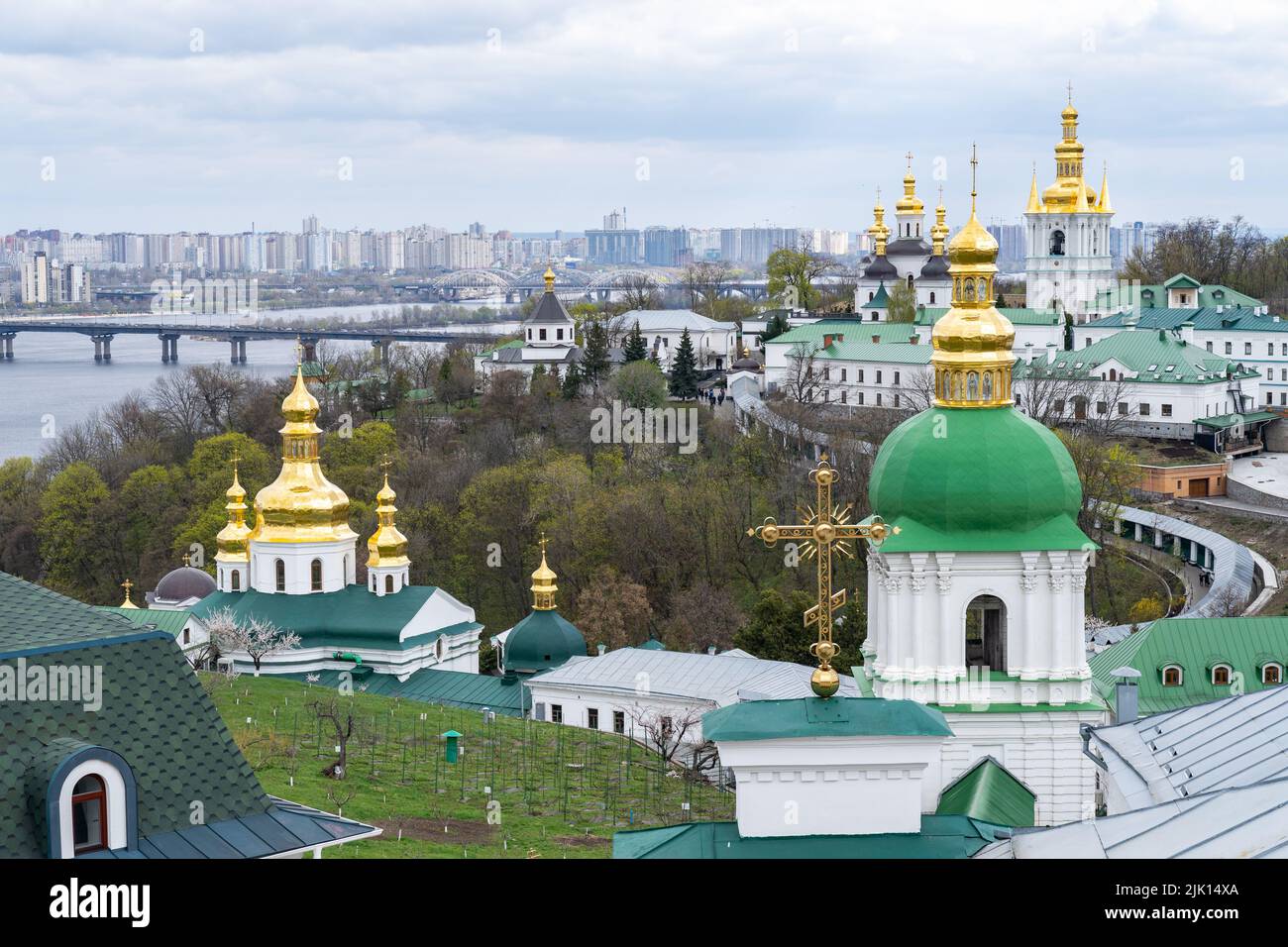 Vista sulle chiese con il tetto d'oro di Kiev Pechersk Lavra, Sito Patrimonio dell'Umanità dell'UNESCO, Kiev (Kiev), Ucraina, Europa Foto Stock