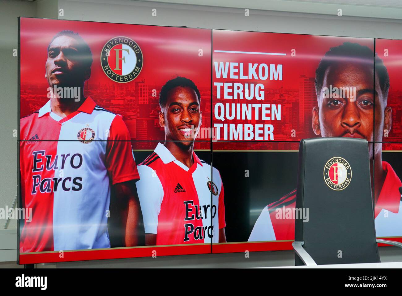 Rotterdam, Paesi Bassi. 29th luglio 2022. ROTTERDAM, PAESI BASSI - LUGLIO 29: Schermi TV con Quinten Timber di Feyenoord sono visti durante una presentazione del giocatore di Quinten Timber allo Stadion Feijenoord il 29 Luglio 2022 a Rotterdam, Paesi Bassi. (Foto di Joris Verwijst/Orange Pictures) Credit: Orange Pics BV/Alamy Live News Foto Stock
