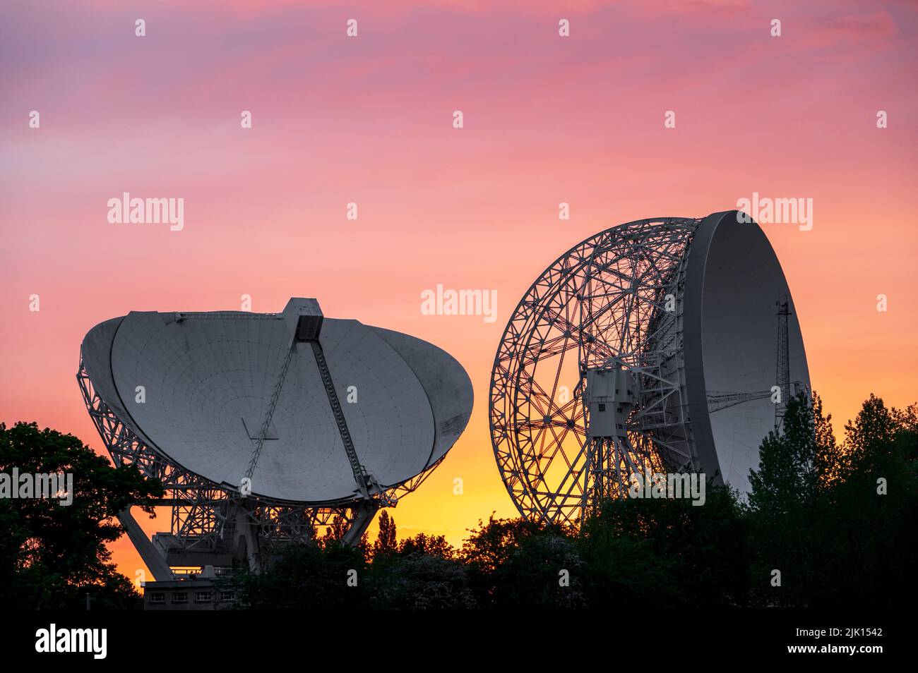 Il telescopio Mark II e Lovell Mark i Giant radio Telescope con incredibile tramonto, Jodrell Bank Observatory, Cheshire, Inghilterra, Regno Unito, Europa Foto Stock