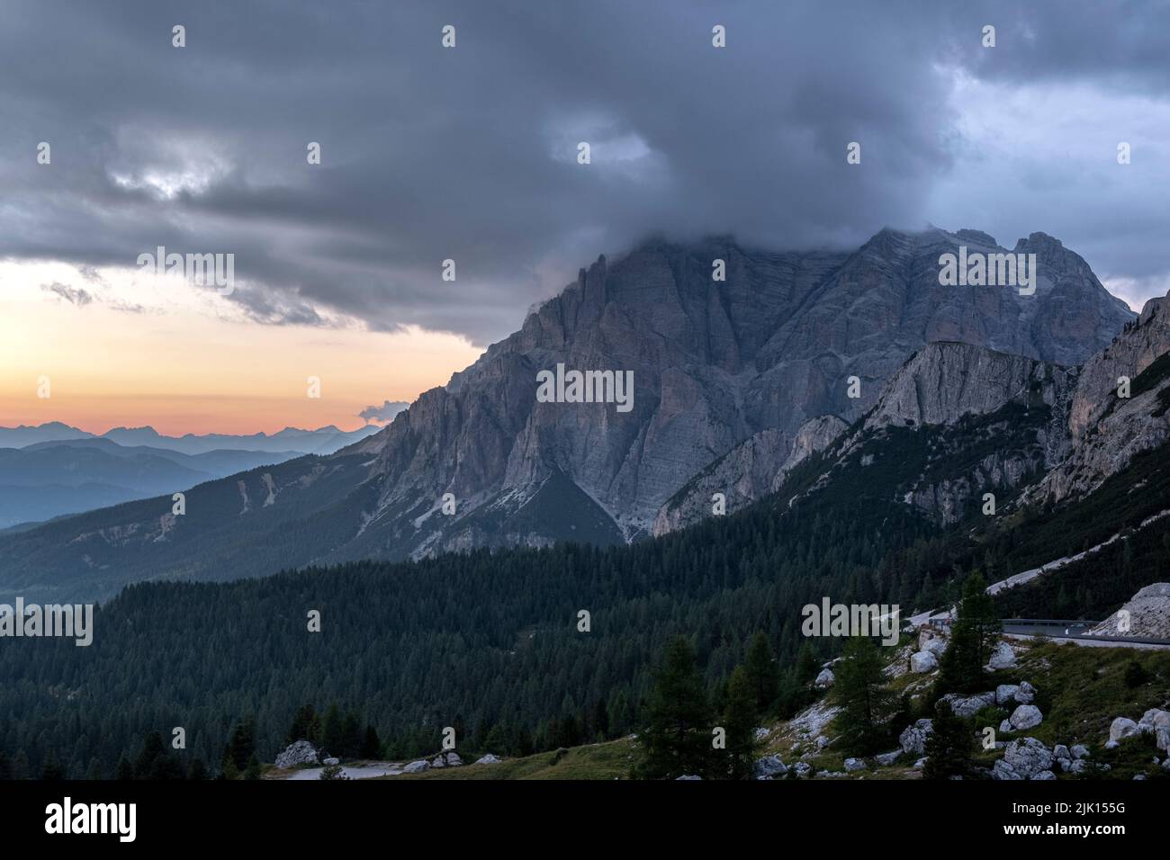 Crepuscolo nuvoloso sulla montagna dei Conturini dal Passo Valparaola in estate, Dolomiti, Italia, Europa Foto Stock