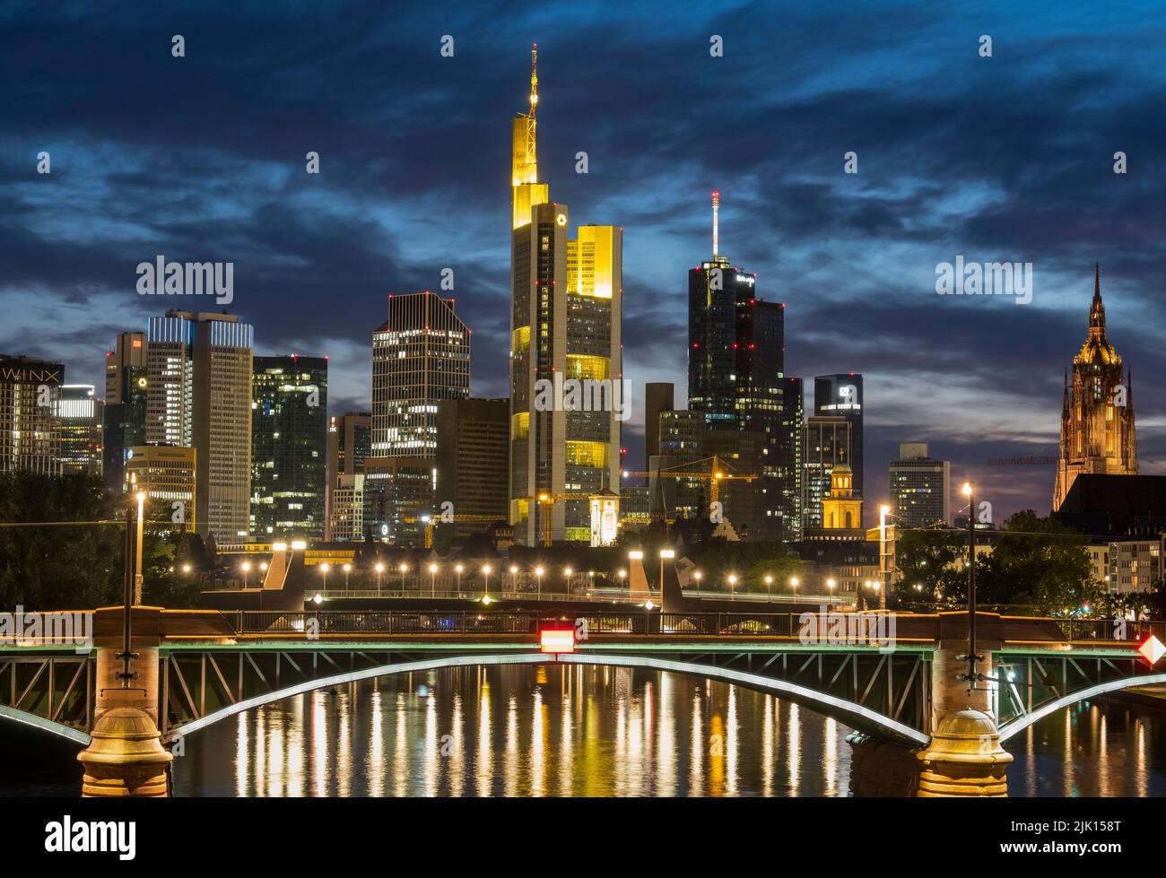 Il fiume meno, il ponte Ignatz Bubis, la cattedrale Dom e lo skyline di Francoforte, Francoforte, Assia, Germania, Europa Foto Stock
