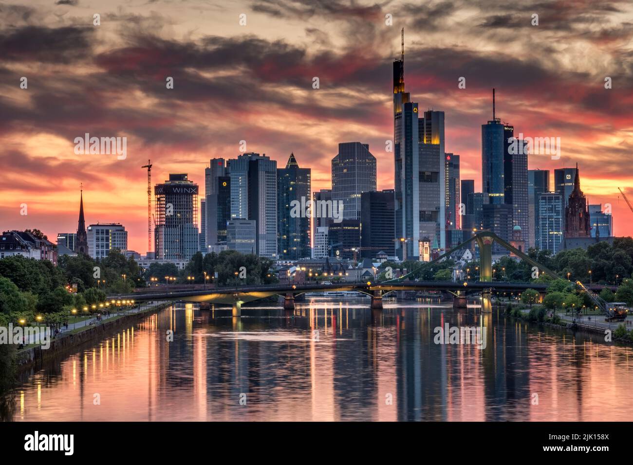Tramonto sul fiume meno e skyline di Francoforte, Francoforte, Assia, Germania, Europa Foto Stock