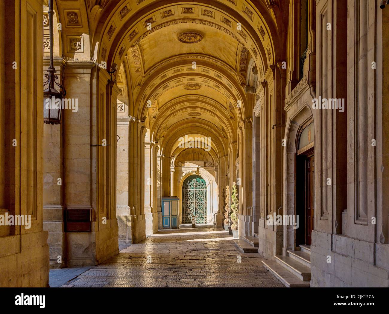 Passage in Old Theatre Street, adiacente al Palazzo Grandmaster Courtyard, la Valletta, Malta, Mediterraneo, Europa Foto Stock