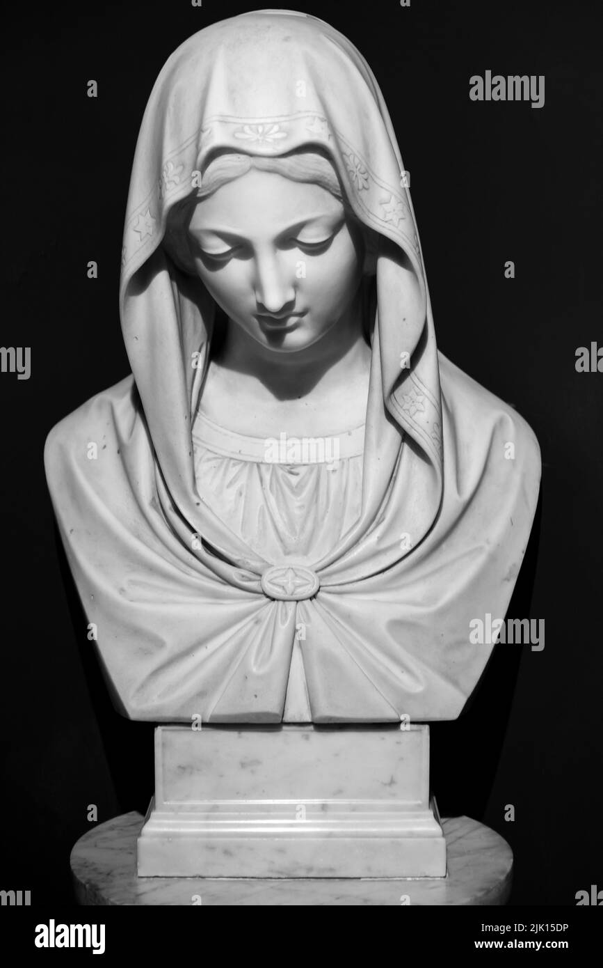 Foto in bianco e nero del busto di marmo della Vergine Maria come una giovane ragazza timida Foto Stock