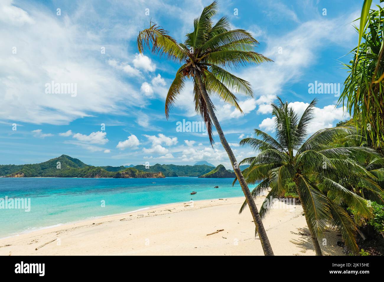 Spiaggia di sabbia bianca dell'isola di Mahoro con le isole di Masare e Pahepa oltre, Mahoro, Siau, Arcipelago di Sangihe, Sulawesi Nord, Indonesia Foto Stock