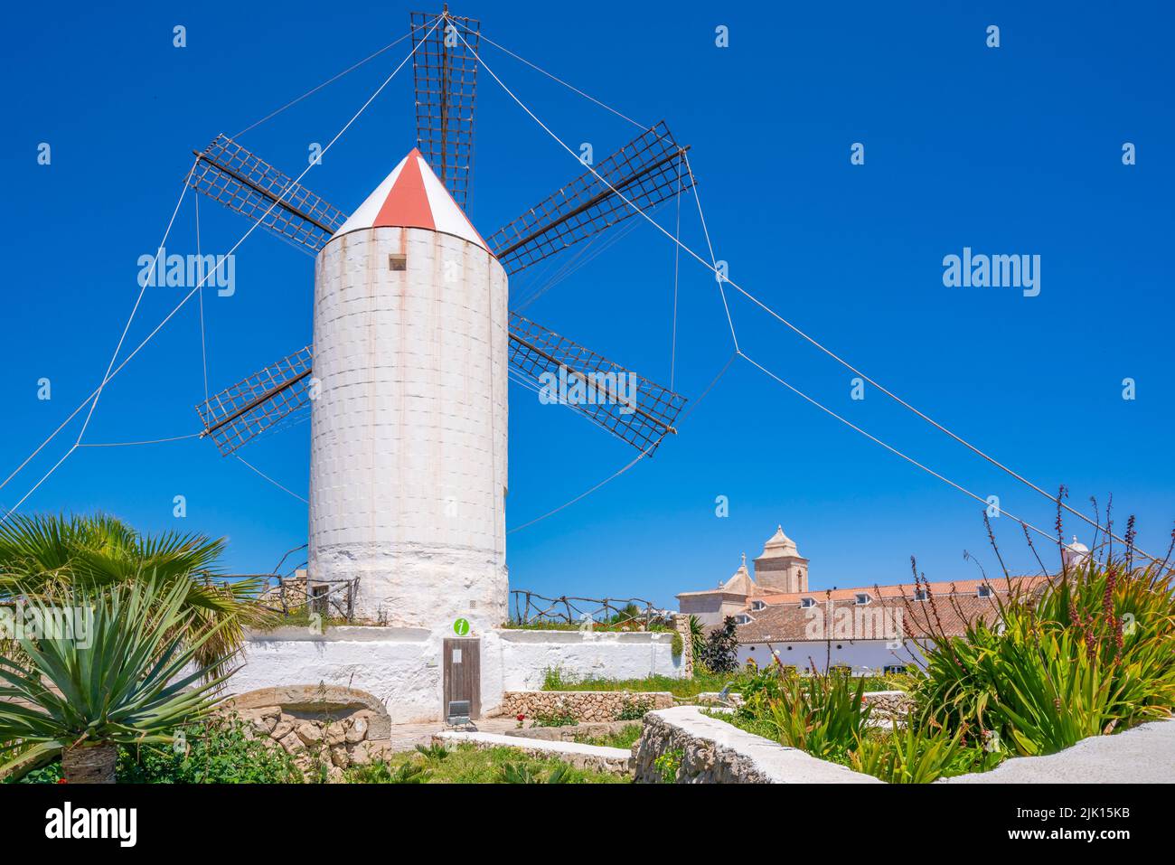 Vista del mulino a vento imbiancato e Centro informazioni turistiche, es Castell, Minorca, Isole Baleari, Spagna, Mediterraneo, Europa Foto Stock