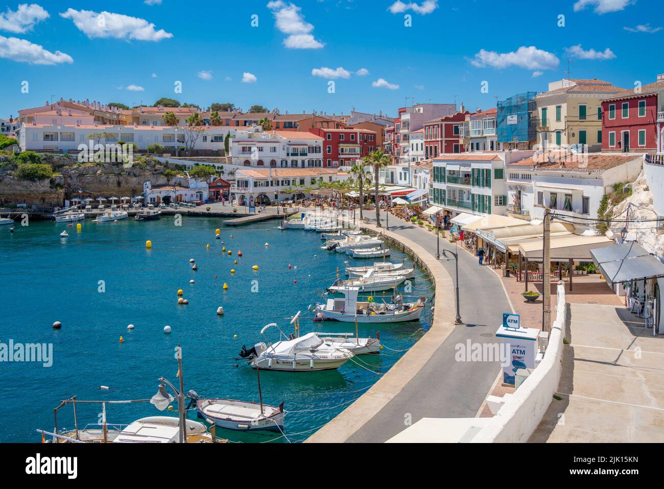 Vista di bar colorati, ristoranti e barche in porto contro il cielo blu, Cales Fonts, Minorca, Isole Baleari, Spagna, Mediterraneo, Europa Foto Stock