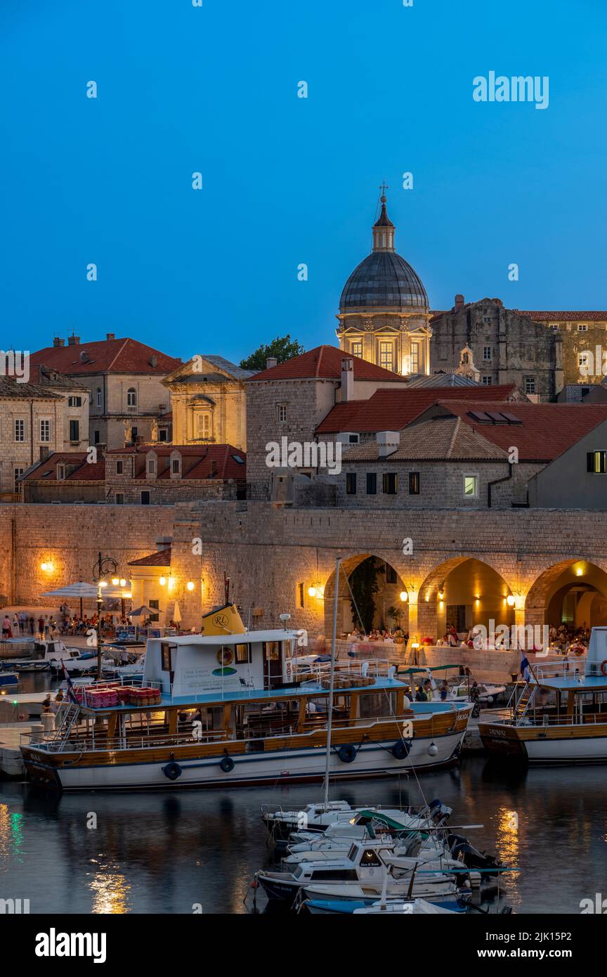 Città vecchia e porto di notte, patrimonio dell'umanità dell'UNESCO, Dubrovnik, Croazia, Europa Foto Stock