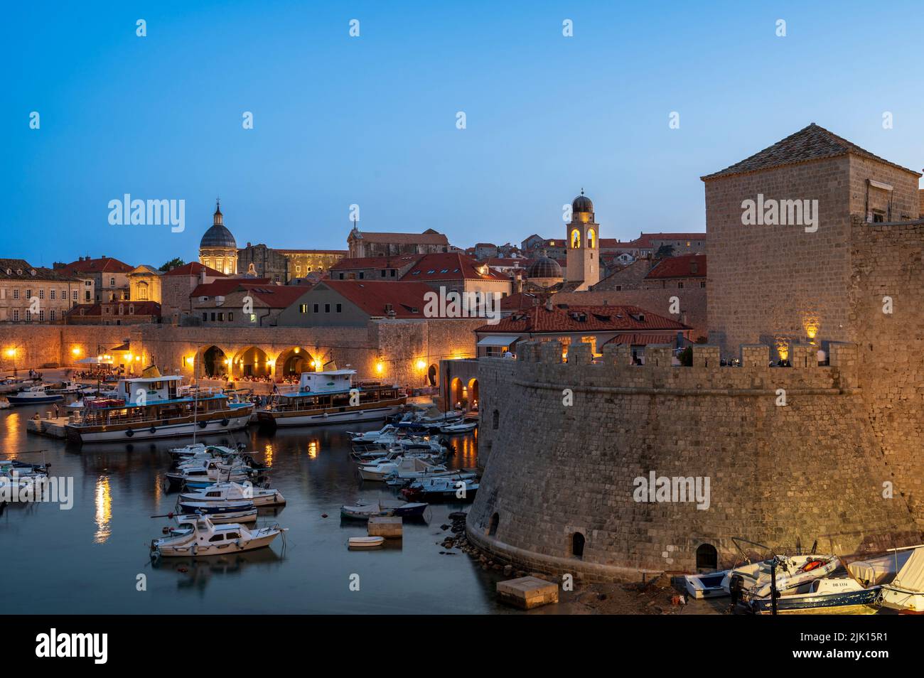 Vista serale delle mura della città e del vecchio porto di Dubrovnik, patrimonio dell'umanità dell'UNESCO, Dubrovnik, Croazia, Europa Foto Stock