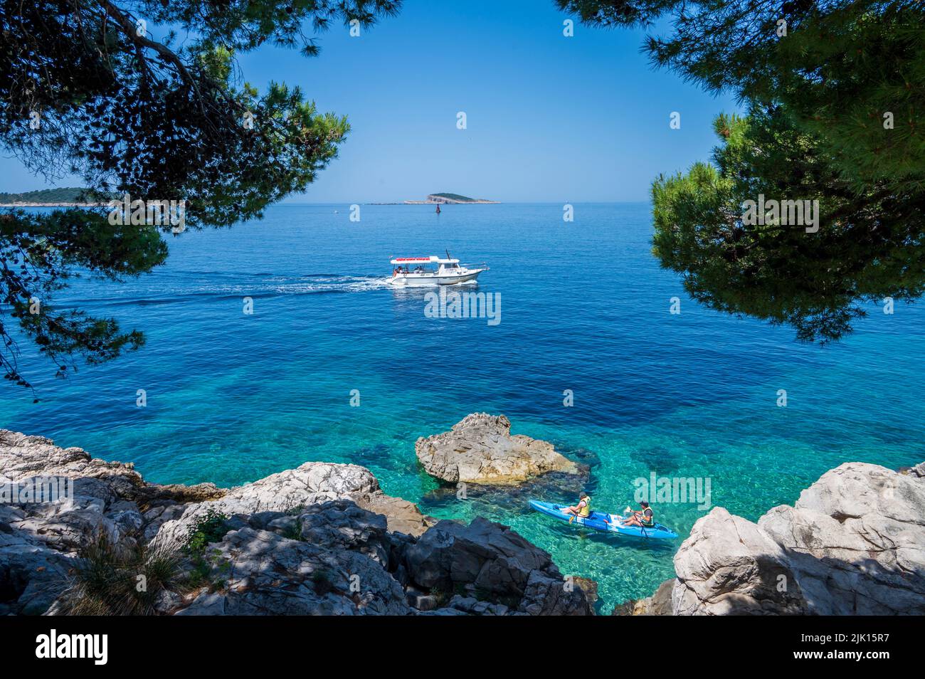 Barca turistica sul Mare Adriatico, Cavtat, Riviera di Dubrovnik, Croazia, Europa Foto Stock
