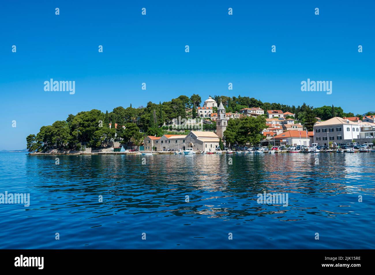 Vista di Cavtat dal Mare Adriatico, Cavtat, Riviera di Dubrovnik, Croazia, Europa Foto Stock