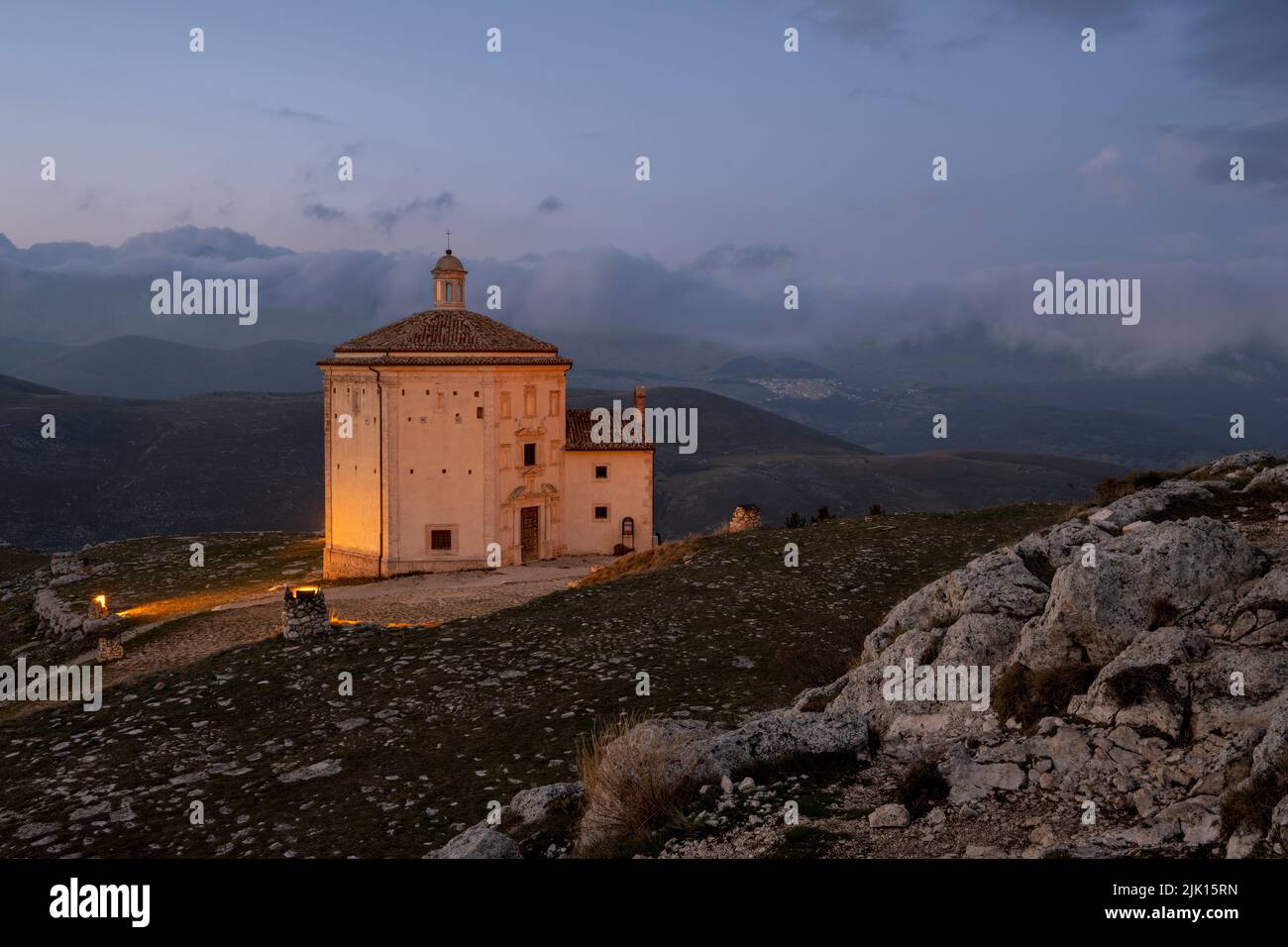 Chiesa di Santa Maria della Pieta al tramonto, Calascio, l'Aquila, Abruzzo, Italia, Europa Foto Stock