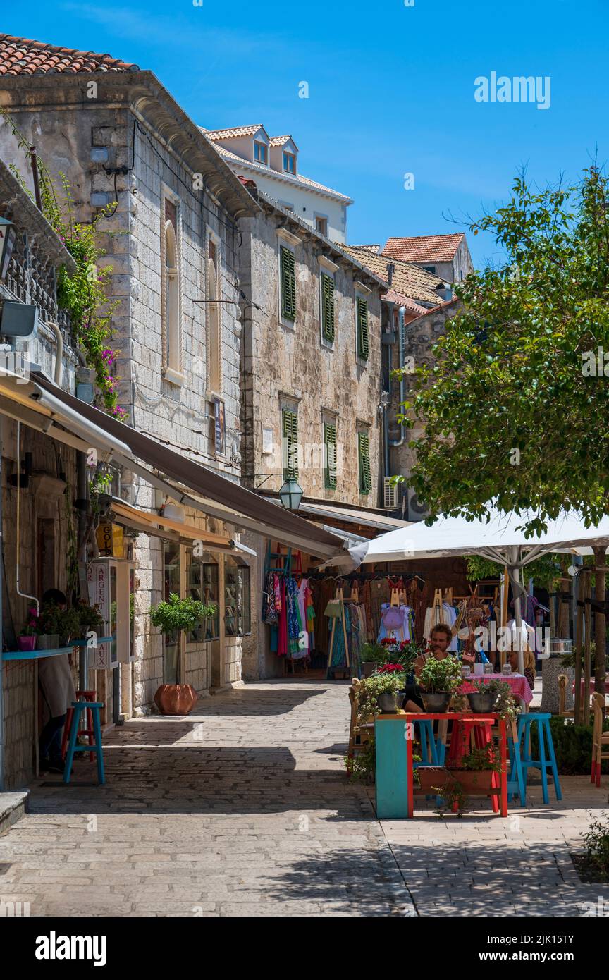 Vista sulla strada tipica di Cavtat sul Mare Adriatico, Cavtat, Riviera di Dubrovnik, Croazia, Europa Foto Stock
