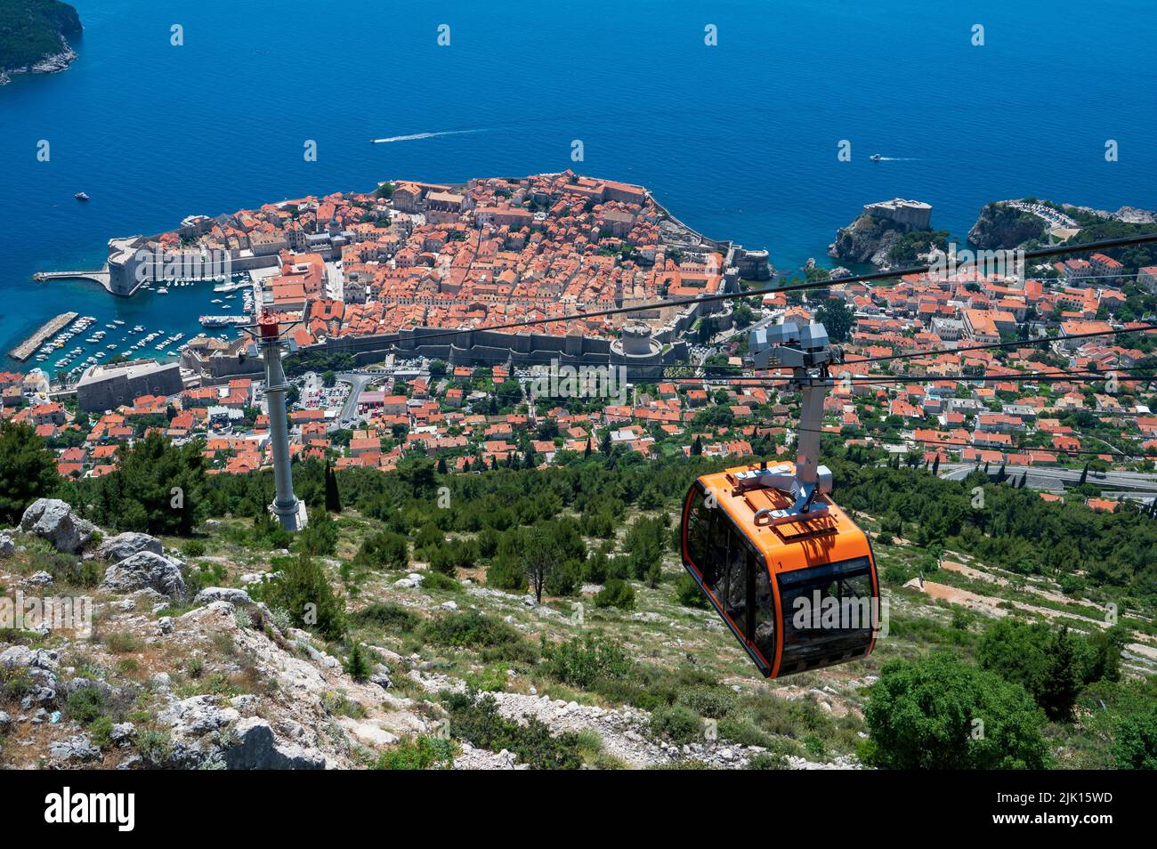 Vista rialzata del Vecchio Tow, patrimonio dell'umanità dell'UNESCO, con funivia, Dubrovnik, Croazia, Europa Foto Stock