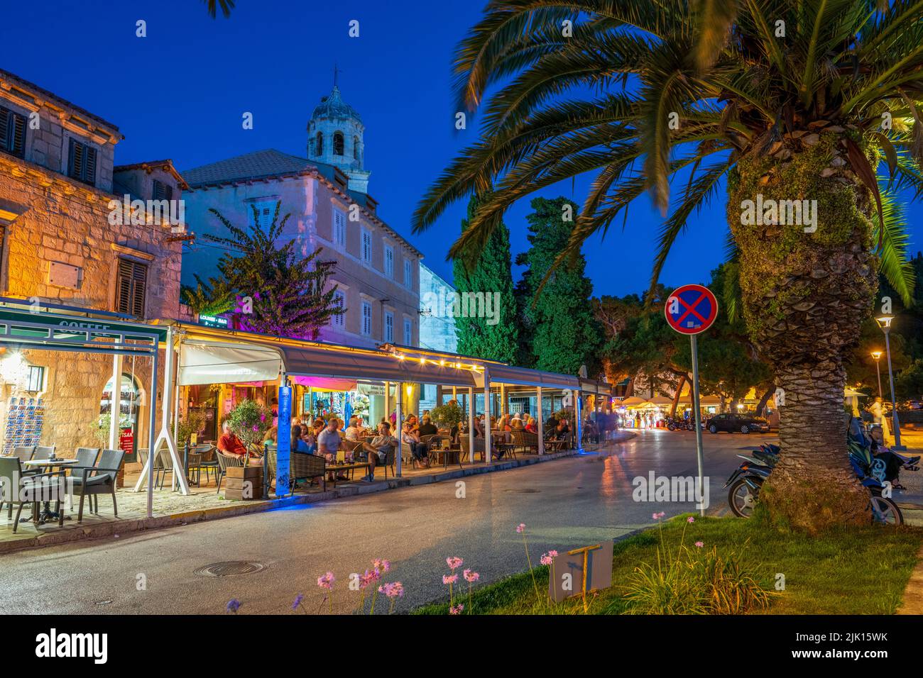 Vista di ristoranti e chiesa al crepuscolo, Cavtat sul Mare Adriatico, Cavtat, Riviera di Dubrovnik, Croazia, Europa Foto Stock
