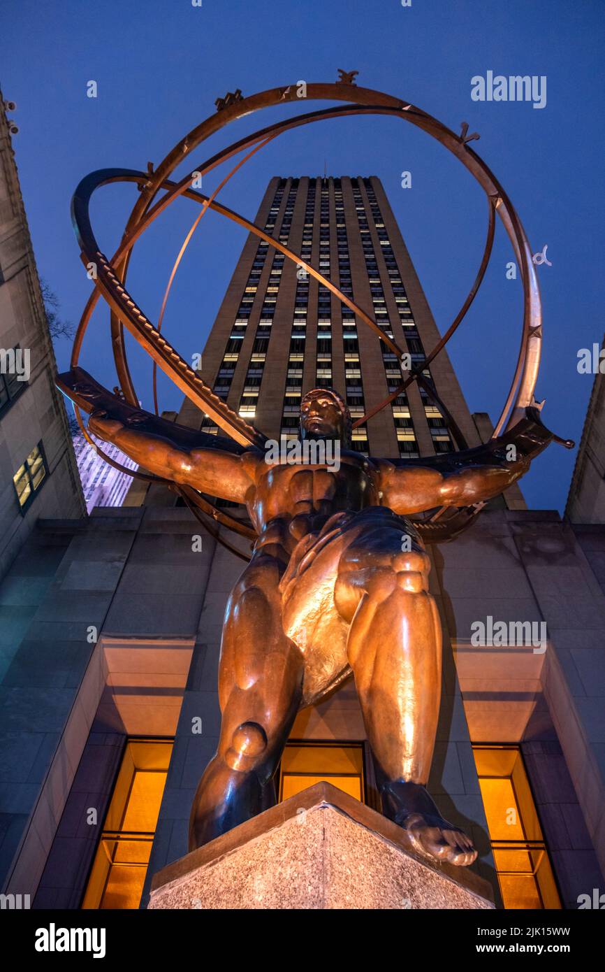 Statua di Atlas Bronze fuori dal Rockefeller Center di notte, 5th Avenue, Midtown Manhattan, New York, Stati Uniti d'America, Nord America Foto Stock