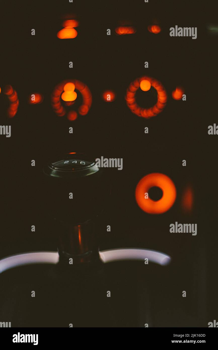 Primo piano verticale del cambio a leva di un'auto Foto Stock