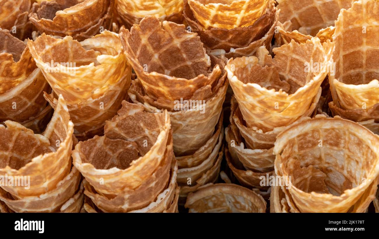 I coni per waffle al gelato sono preparati per il riempimento del gelato. Mercato rurale. Foto Stock