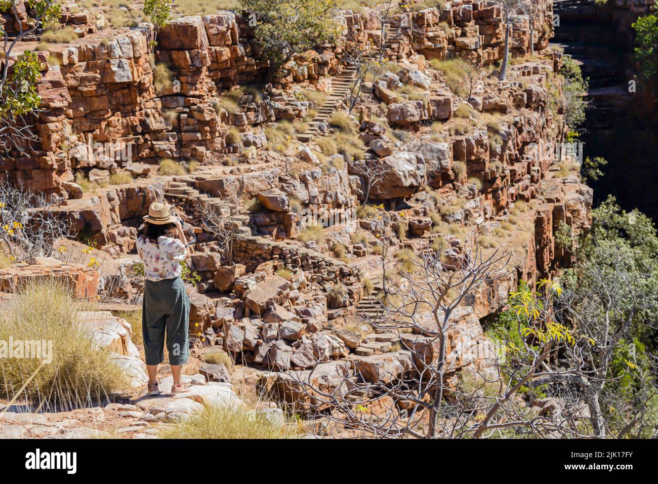 Una donna gode di una splendida vista della Grotta a Wyndham, Kimberley, Australia Occidentale Foto Stock
