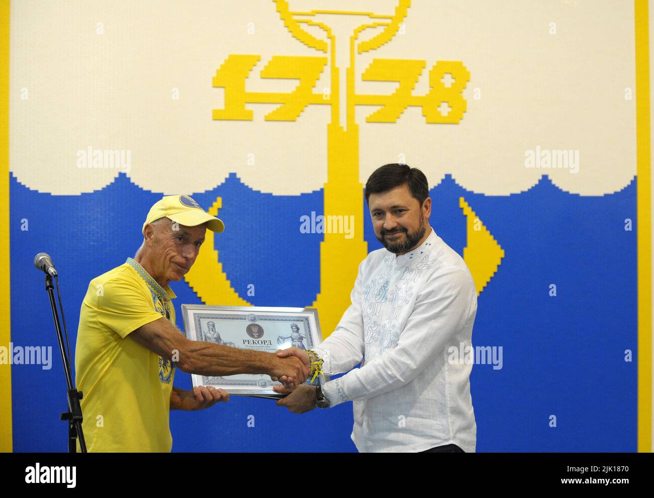 KIEV, UCRAINA - 28 LUGLIO 2022 - giornalista sportivo ucraino e fondatore del Registro Nazionale dei documenti di Ucraina Valentyn Shcherbachov e Mariu Foto Stock