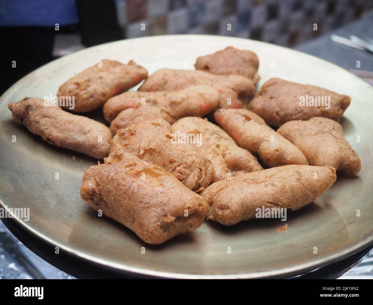 La frittura di pesce al burro bengalese, è solitamente un filetto di pesce o di carne, ben speziata ricoperta di pangrattato e fritta Foto Stock