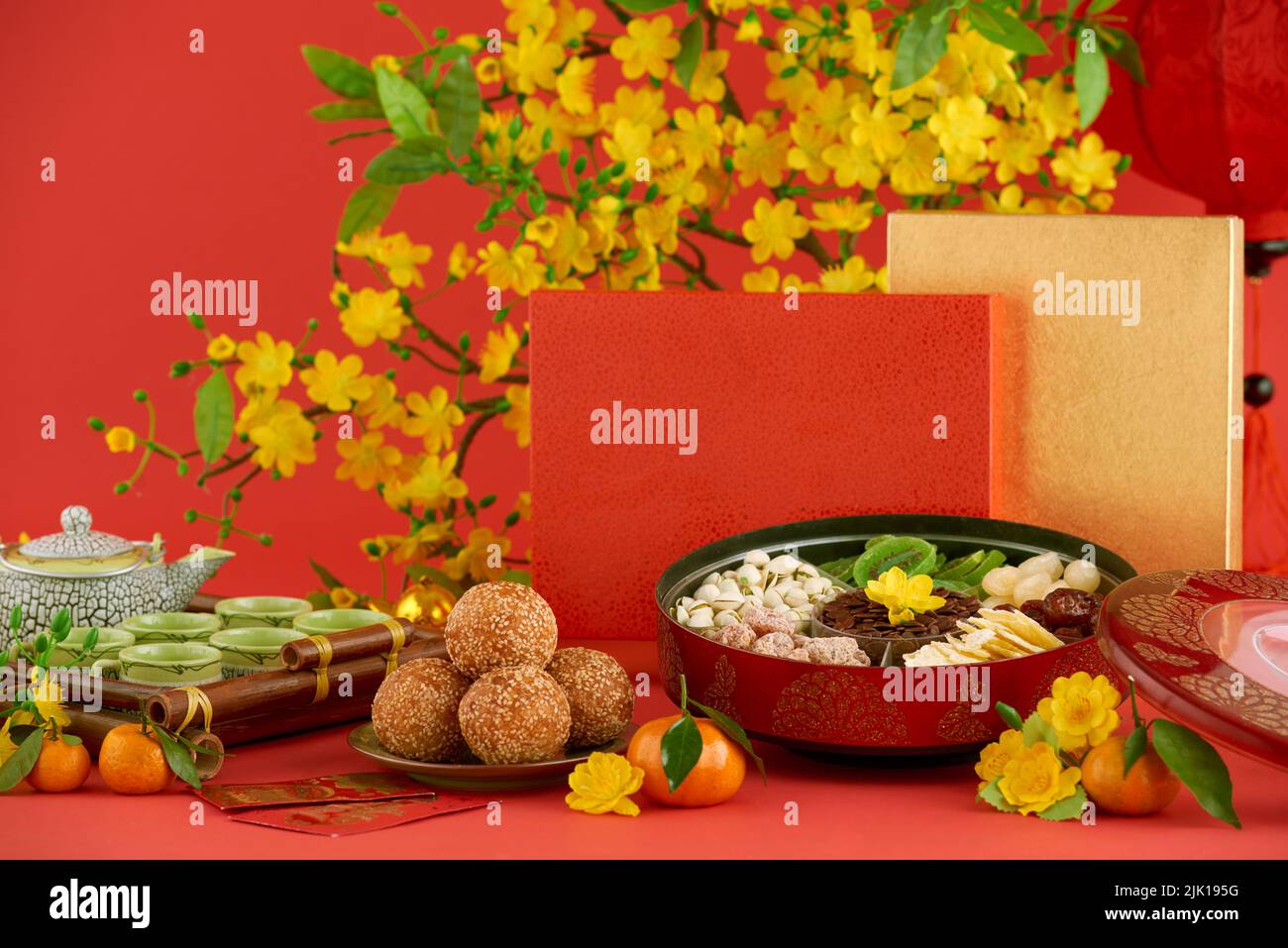 Tradizionali palle di riso fritte e scatola con frutta secca e noci per tè Tet Foto Stock