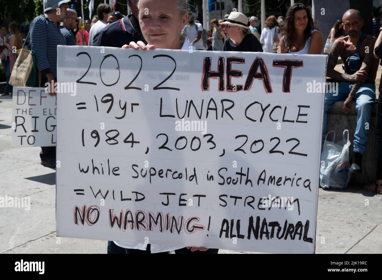 Il 23rd 2022 luglio un certo numero di negatori del cambiamento climatico ha sfidato gli attivisti Just Stop oil in Parliament Square, Londra Foto Stock