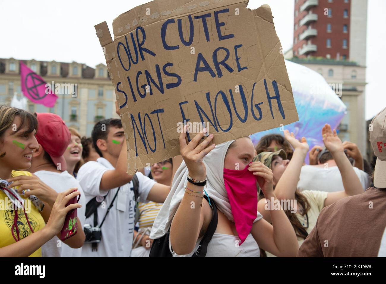 29 luglio 2022, Torino, Piemonte/Torino, Italia: Protesta dei giovani durante la marcia del campo sociale del clima il 29 luglio 2022 a Torino. Il venerdì per il futuro è un movimento globale di sciopero climatico degli studenti che è stato mediatizzato nell'agosto 2018 con l'allievo svedese Greta Thunberg. (Credit Image: © Alberto Gandolfo/Pacific Press via ZUMA Press Wire) Foto Stock