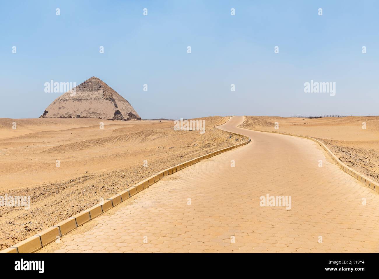 Saqqara, Egitto; 28 luglio 2022 - la piramide piegata di Sneferu, Dashur, Egitto. Foto Stock
