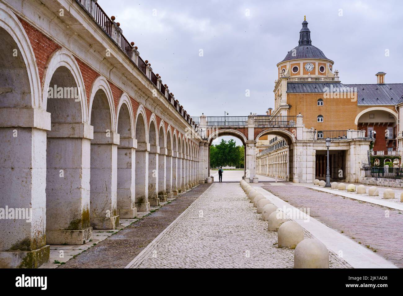 Galleria e colonne esterne del Palazzo reale di Aranjuez a Madrid. Spagna. Foto Stock