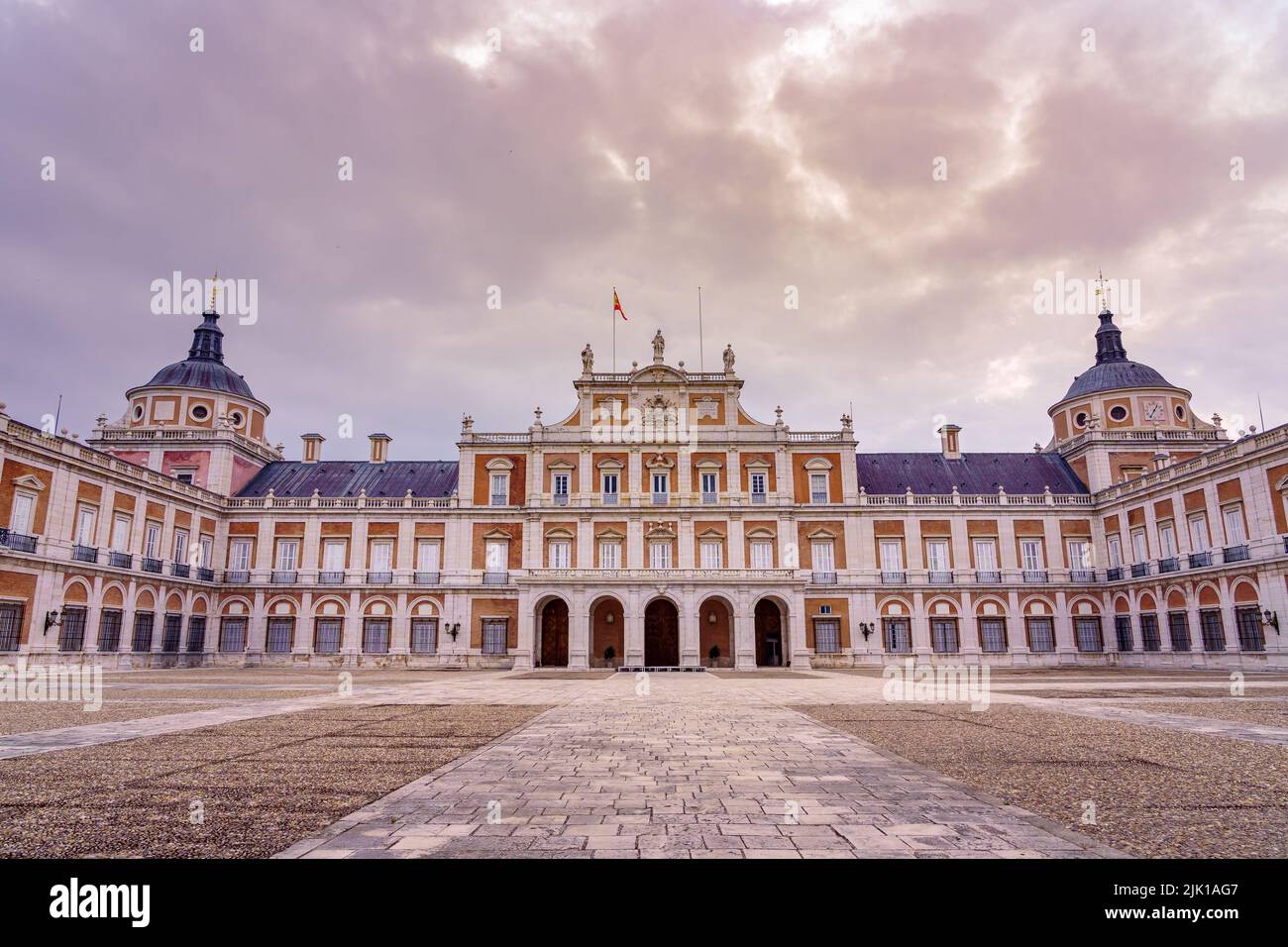 Facciata principale del palazzo reale di Aranjuez con le sue file di finestre e due cupole. Madrid Spagna. Foto Stock