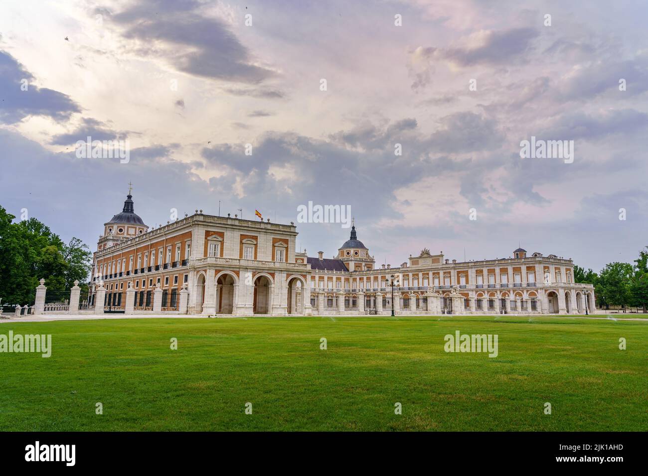 Giardini e palazzo reale di Aranjuez in giornata nuvolosa al tramonto. Madrid Spagna. Foto Stock