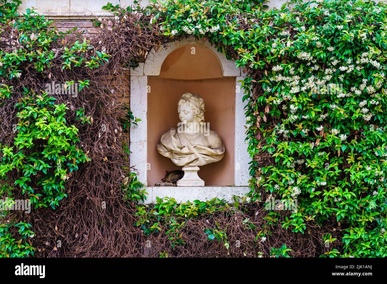 Statua nel giardino d'edera del palazzo reale di Aranjuez. Madrid. Foto Stock