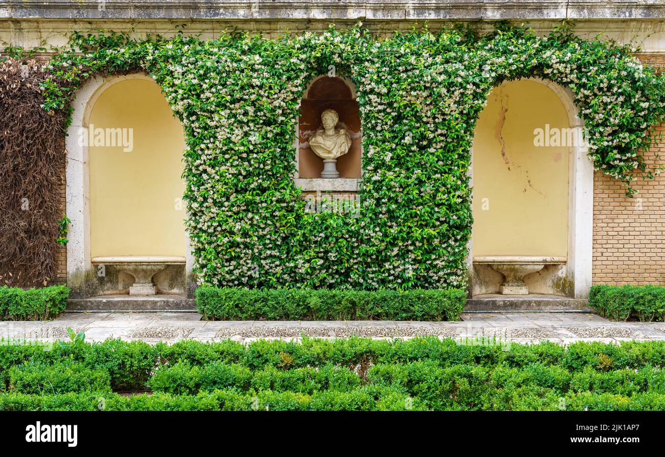 Statue e sedi nel giardino d'edera del palazzo reale di Aranjuez. Madrid. Foto Stock