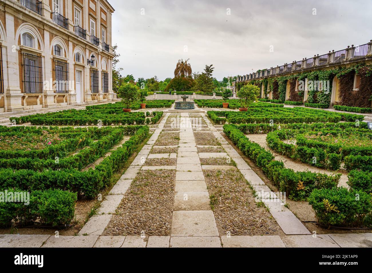 Giardini del palazzo reale di Aranjuez in nuvoloso primavera giorno. Madrid. Foto Stock