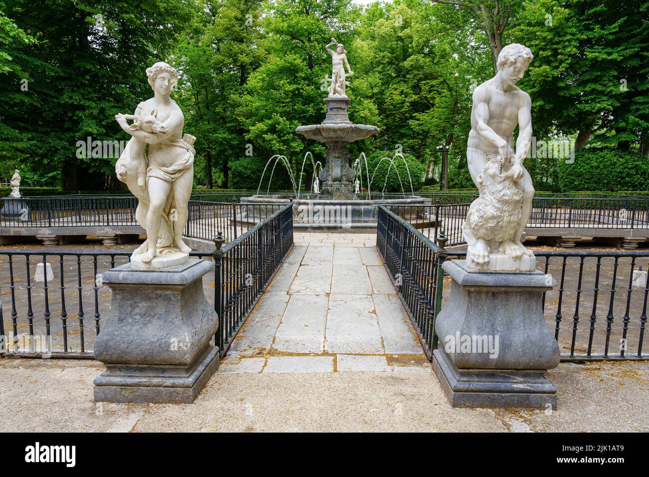 Bell'angolo di parco pubblico con fontana e antiche statue romane. Aranjuez. Foto Stock
