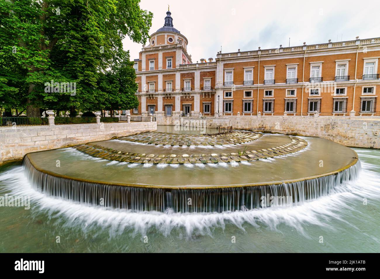Fiume Tajo come passa attraverso il palazzo reale di Aranjuez facendo una piccola cascata. Madrid. Foto Stock