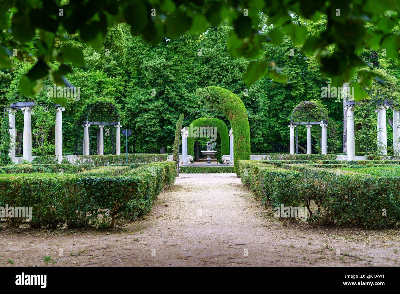 Bell'angolo di parco pubblico con vecchie colonne di pietra bianca e posti a sedere per rilassarsi. Aranjuez. Foto Stock