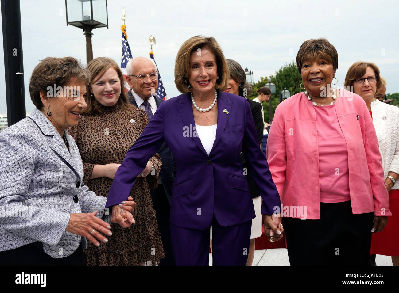 Lo speaker della casa degli Stati Uniti Nancy Pelosi (D-CA) con i membri del Congresso parte dopo una cerimonia di iscrizione del disegno di legge per il CHIP e la legge di Acton della scienza l'Upper West Terrace su Capitol Hill a Washington il 29 luglio 2022. Foto di Yuri Gripas/ABACAPRESS.COM Foto Stock