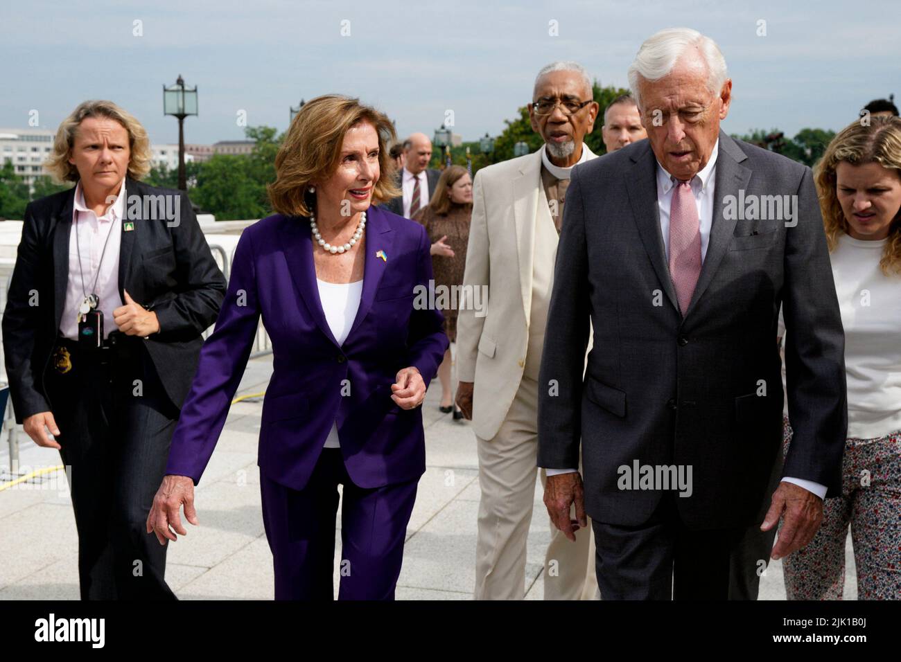 Lo speaker della casa degli Stati Uniti Nancy Pelosi (D-CA) con i membri del Congresso parte dopo una cerimonia di iscrizione del disegno di legge per il CHIP e la legge di Acton della scienza l'Upper West Terrace su Capitol Hill a Washington il 29 luglio 2022. Foto di Yuri Gripas/ABACAPRESS.COM Foto Stock