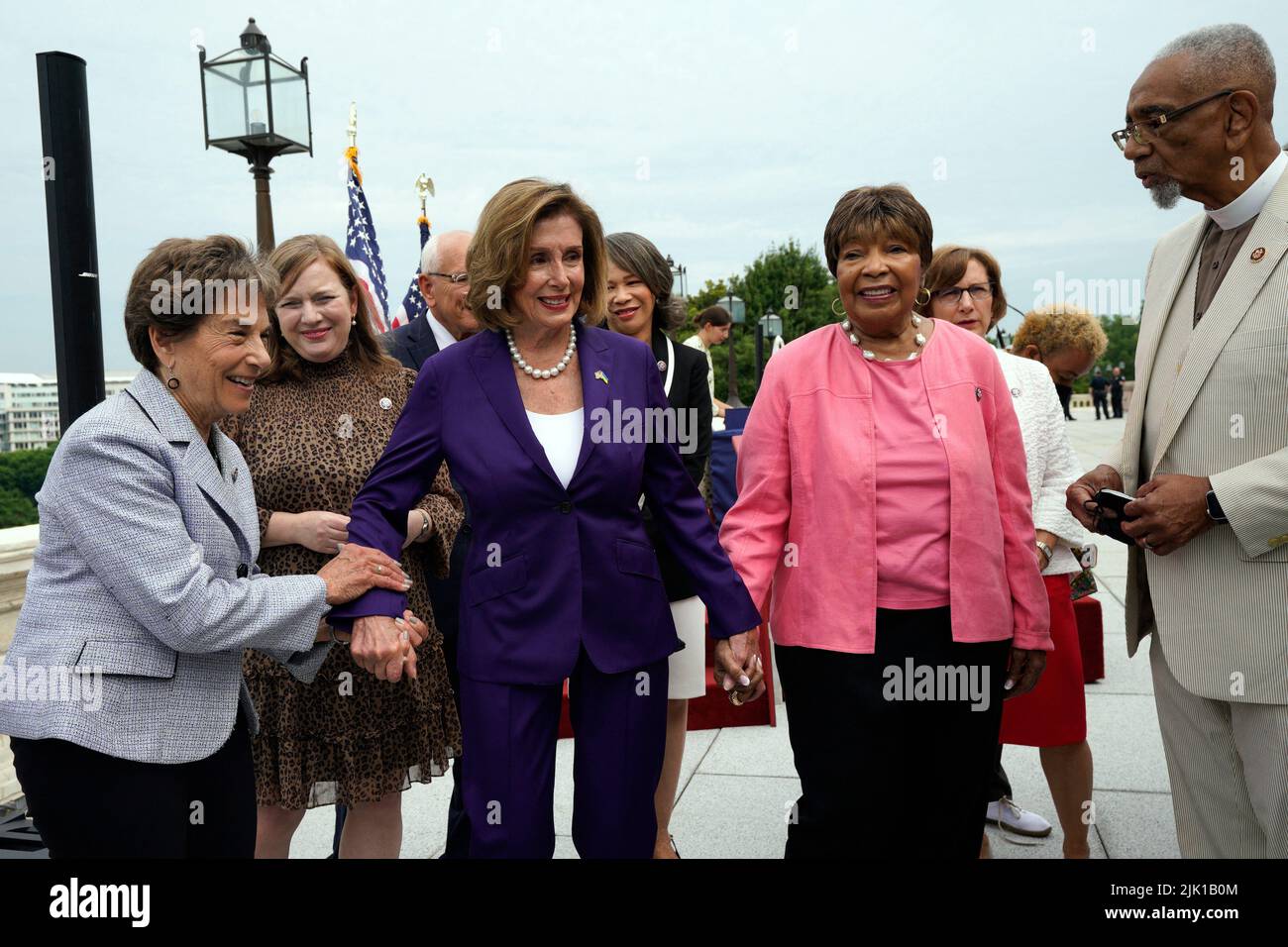 Lo speaker della casa degli Stati Uniti Nancy Pelosi (D-CA) con i membri del Congresso parte dopo una cerimonia di iscrizione del disegno di legge per il CHIP e la legge di Acton della scienza l'Upper West Terrace su Capitol Hill a Washington il 29 luglio 2022. Foto di Yuri Gripas/ABACAPRESS.COM Foto Stock