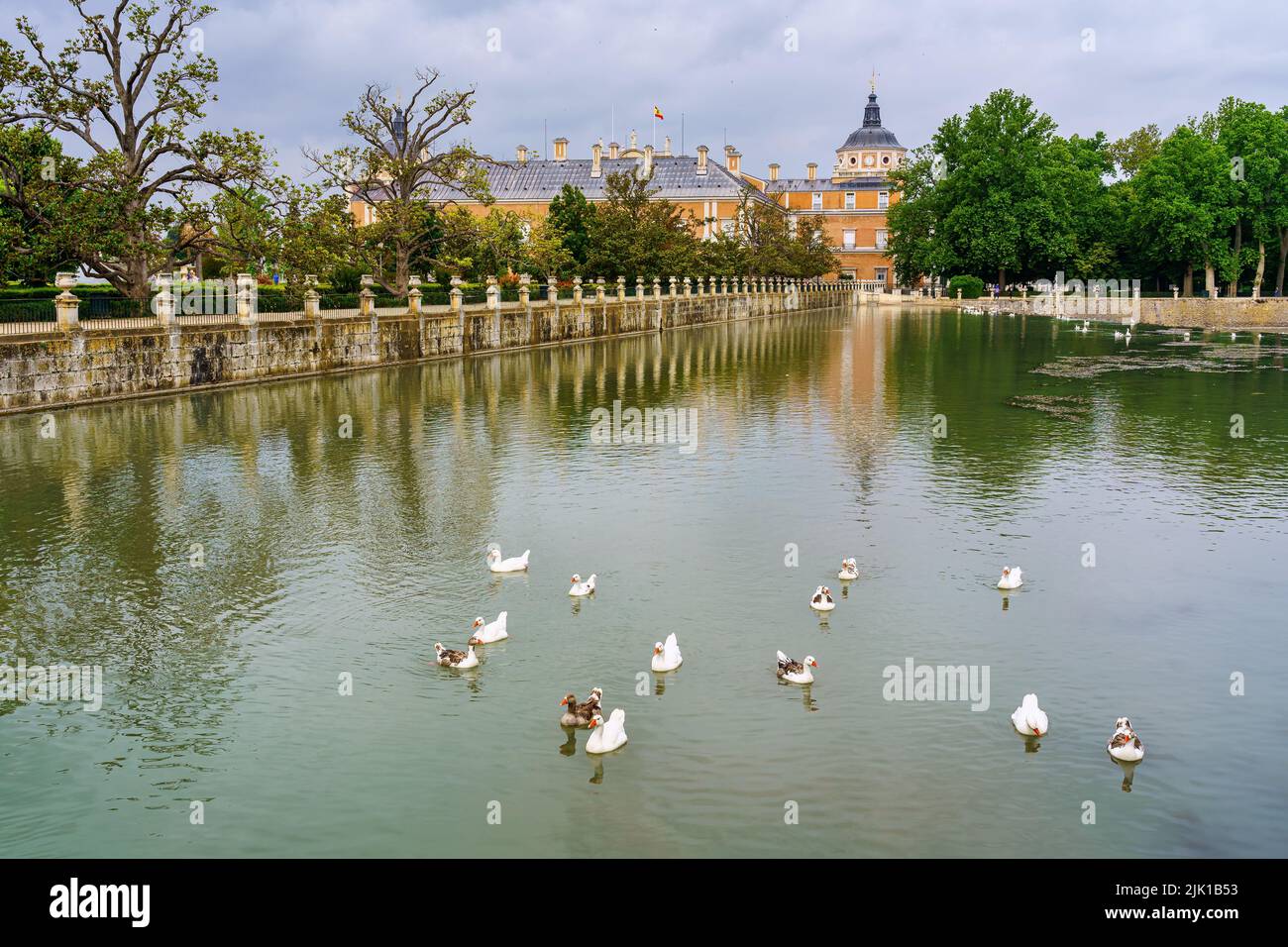 Fiume Tago come passa attraverso il palazzo reale di Aranjuez con anatre bianche in acqua. Foto Stock