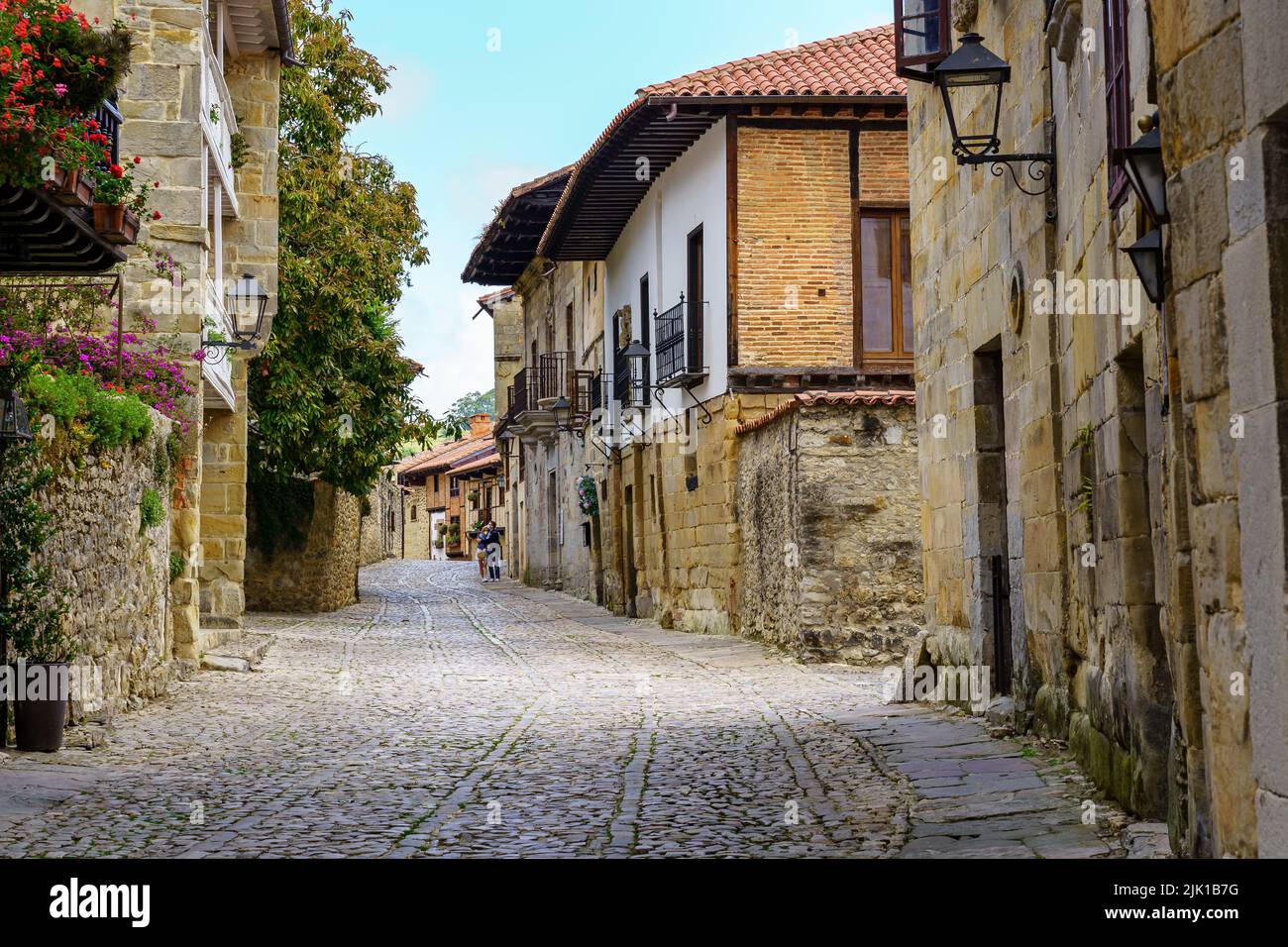 Strada stretta con vecchie case di pietra e lastricata. Santillana del Mar, Santander. Foto Stock