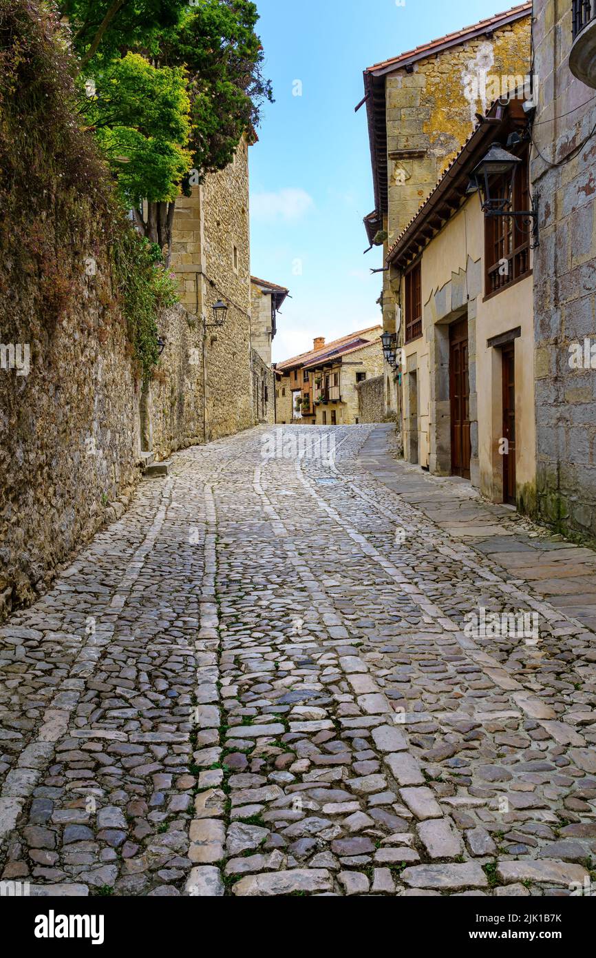Strada stretta e ripida con vecchie case e vecchio pavimento in pietra. Santillana del Mar, Santander. Foto Stock