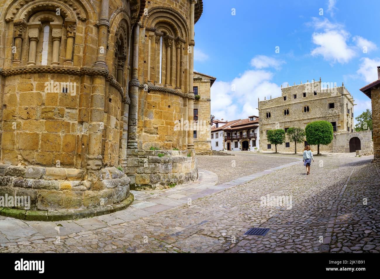 Donna che cammina per le strade acciottolate della città medievale. Santillana del Mar Santander. Foto Stock